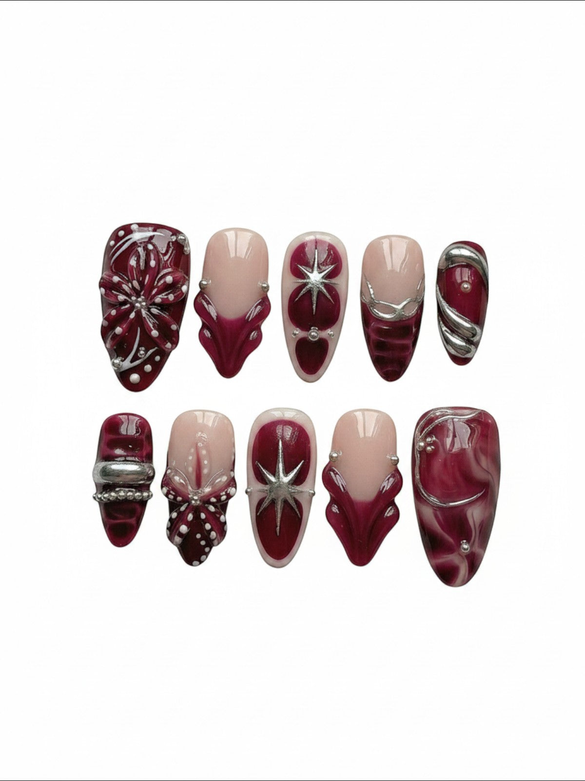 Ongles press-on Cherry Rouge Dewdrop Romance avec motifs bordeaux, détails argentés, étoiles et effets marbrés.
