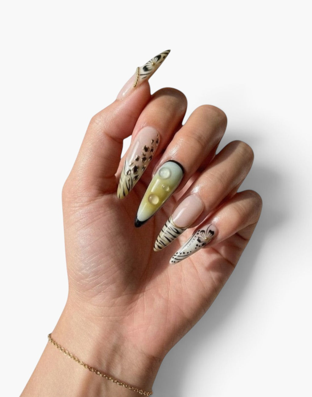Manucure Cherry Rouge She’s Fancy forme stiletto longue avec motifs animaliers, fleurs 3D, vert menthe et détails dorés