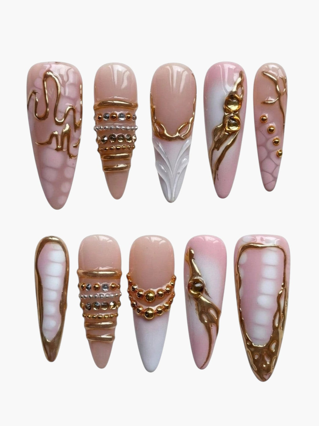 Manucure Cherry Rouge Liquid Grace stiletto longue en gel nude irisé et rose pâle avec détails dorés et brillants