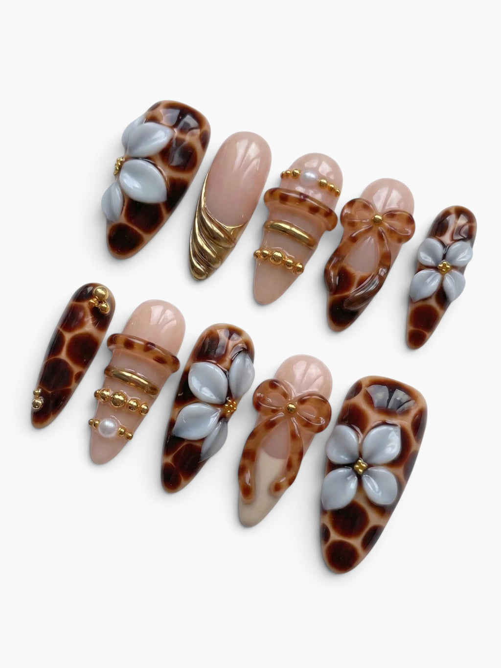 Press-on nails Cherry Rouge Tortoise Petals en forme amande avec motif écaille de tortue, fleurs sculptées et perles