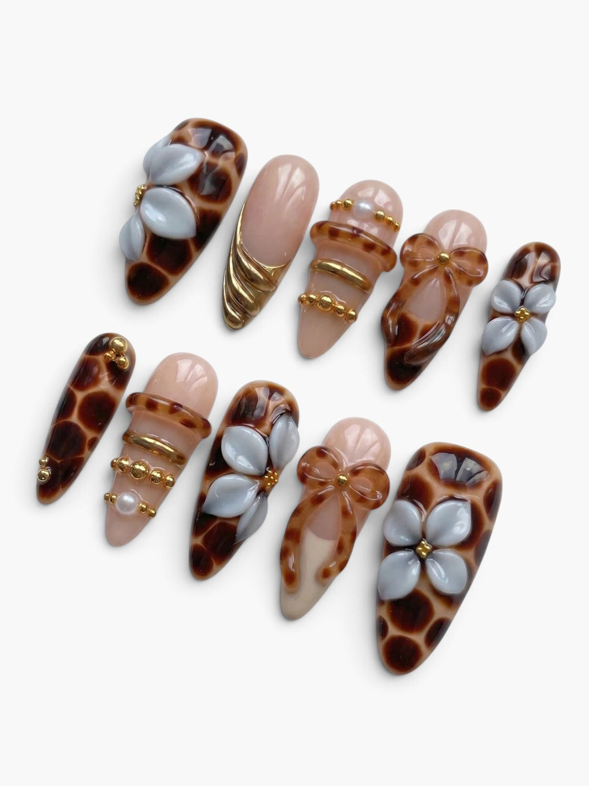 Press-on nails Cherry Rouge Tortoise Petals en forme amande avec motif écaille de tortue, fleurs sculptées et perles
