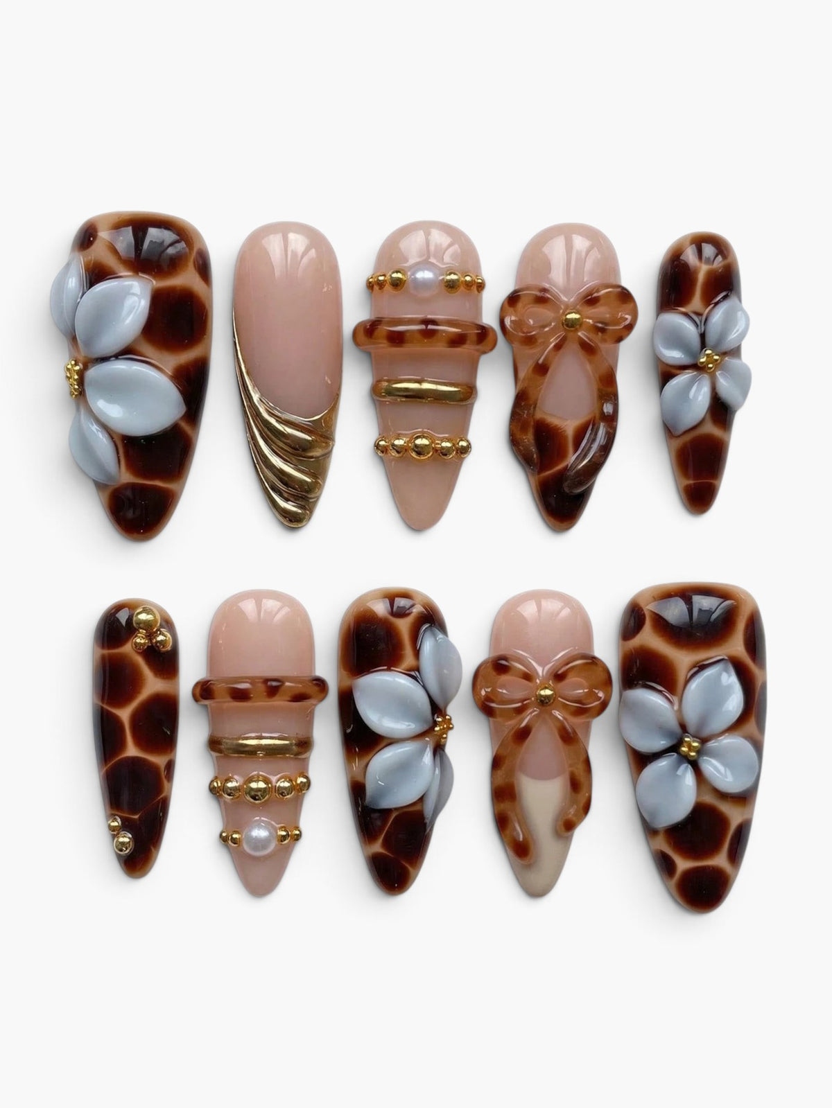 Nail art Cherry Rouge Tortoise Petals en forme amande avec motifs écaille de tortue, fleurs sculptées et détails dorés