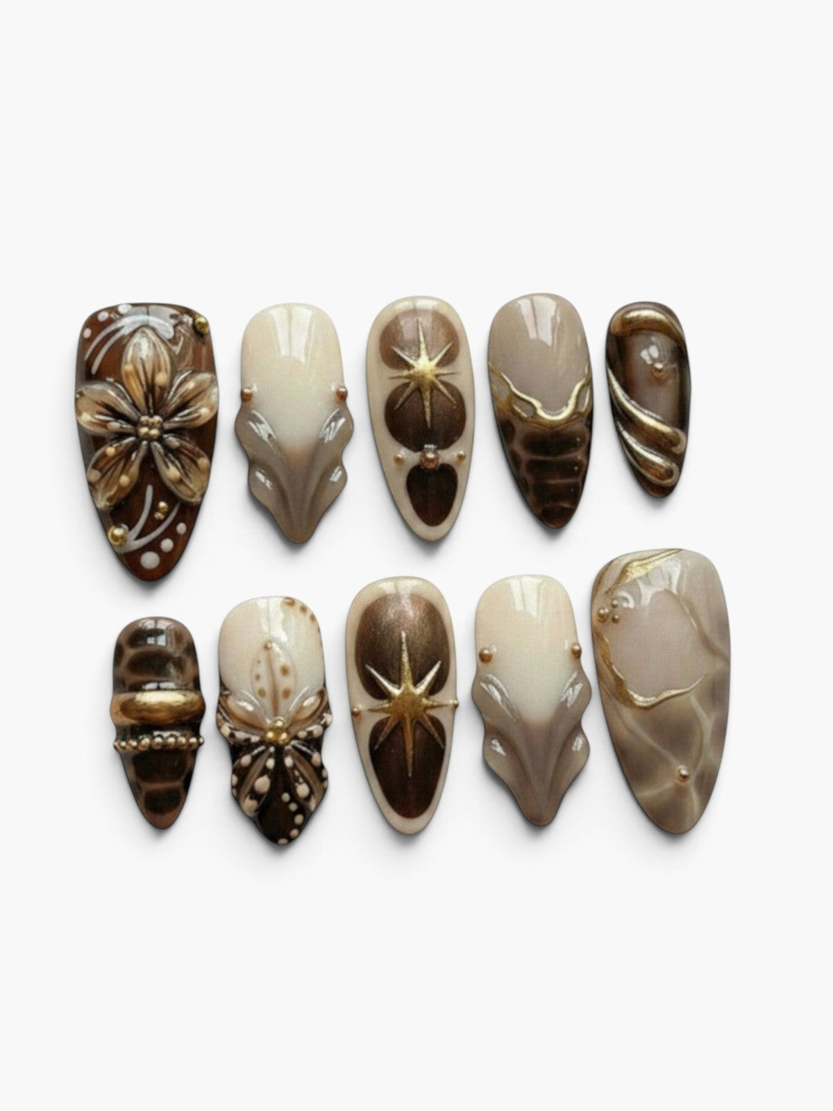 Press-on nails Cherry Rouge Dewdrop Romance Brown en forme amande avec motifs dorés, noirs et effets translucides.
