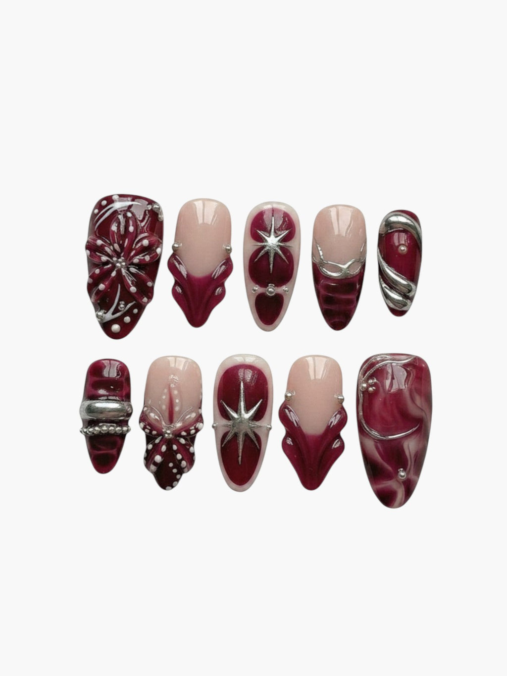 Press-on nails Cherry Rouge Dewdrop Romance en forme amande, gel bordeaux et nude avec ornements argentés en relief.