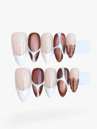 Press-on nails Cherry Rouge She Loves Latte en forme amande avec motifs graphiques chocolat, nude et blanc brillants