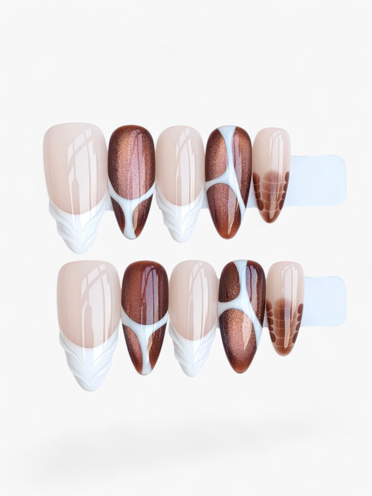 Press-on nails Cherry Rouge She Loves Latte en forme amande avec motifs graphiques chocolat, nude et blanc brillants