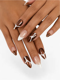 Press-on nails Cherry Rouge forme amande mi-longue avec design graphique chocolat, nude et blanc finition brillante