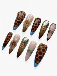 Press-on nails Cherry Rouge Retro Savannah avec motifs animaliers, fleurs en relief, détails dorés et finition gel