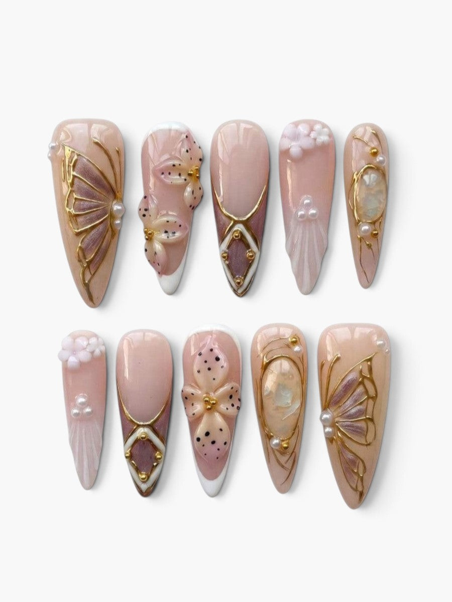 Press-on nails Cherry Rouge Dream Girl forme stiletto nude rosé et parme avec fleurs 3D, perles et détails dorés