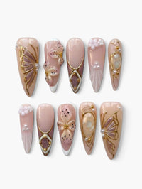 Press-on nails Cherry Rouge Dream Girl forme stiletto nude rosé et parme avec fleurs 3D, perles et détails dorés