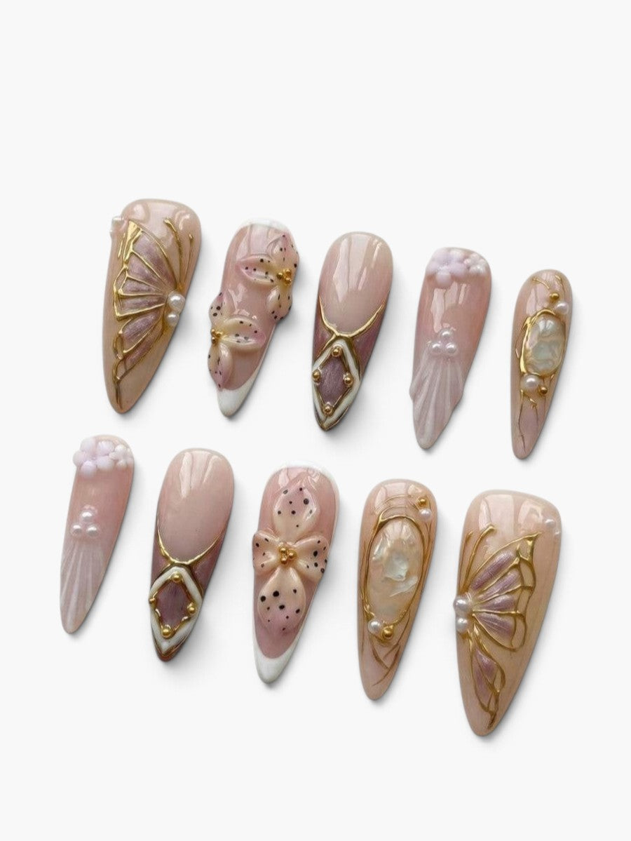 Press-on nails Cherry Rouge Dream Girl forme stiletto nude rosé et parme avec fleurs 3D, perles et détails dorés