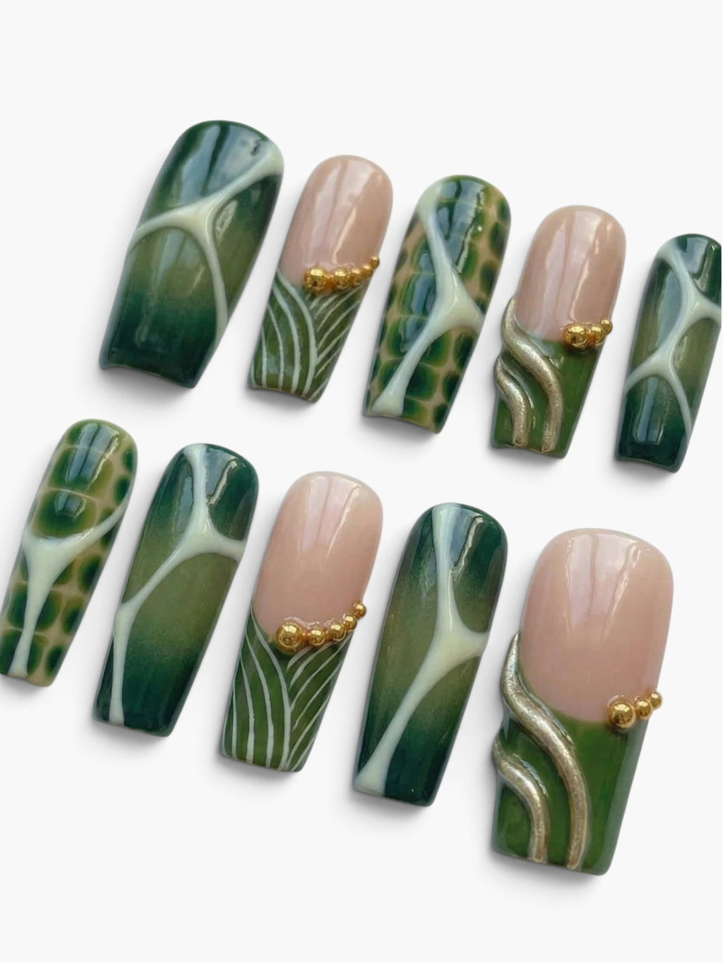 Press-on nails Cherry Rouge Emerald Vortex en amande, gel vert émeraude, gris perle et détails dorés avec swirls.