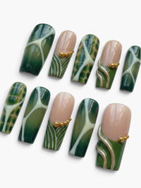 Press-on nails Cherry Rouge Emerald Vortex en amande, gel vert émeraude, gris perle et détails dorés avec swirls.