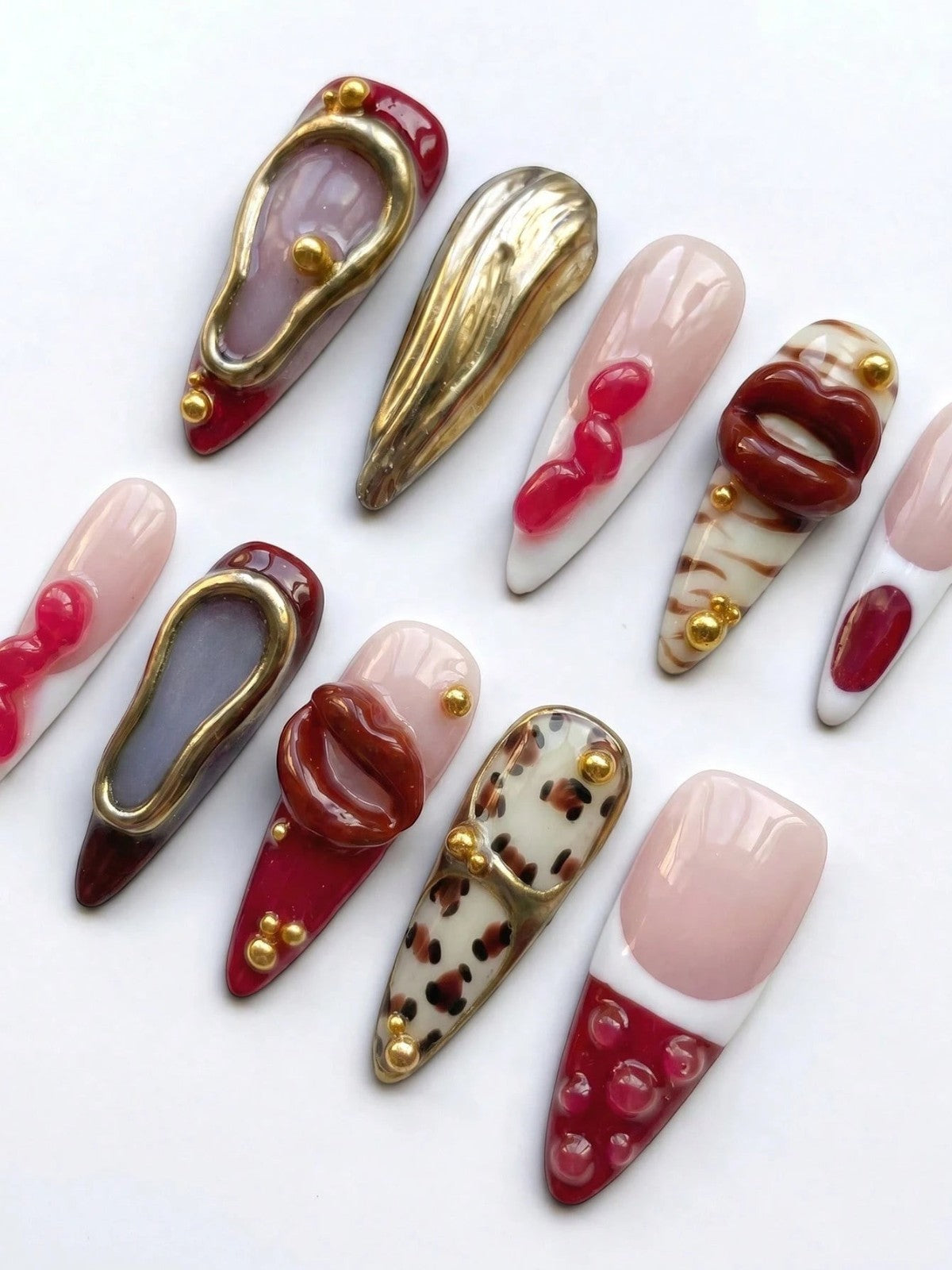 Cherry Rouge Rouge Reverie, capsules amande en gel avec dégradés bordeaux, motifs lèvres, léopard et détails dorés.