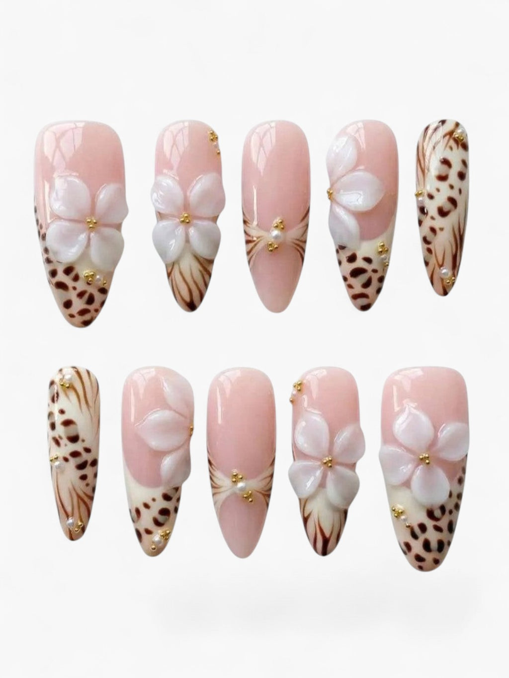 Press-on nails Cherry Rouge Savage Romance Leo en forme amande avec fleurs 3D, motifs léopard et détails dorés.