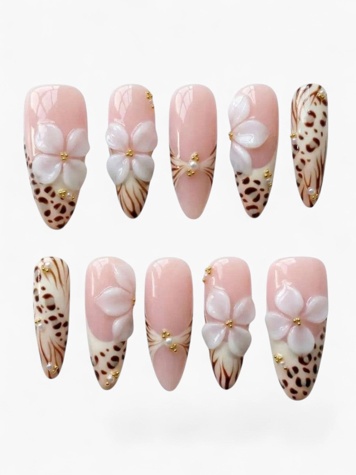 Press-on nails Cherry Rouge Savage Romance Leo en forme amande avec fleurs 3D, motifs léopard et détails dorés.