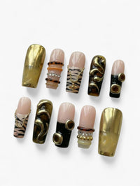 Set de 10 faux ongles Cherry Rouge Savanna Luxe en amande, tons beige et café avec détails dorés et motifs animaliers.