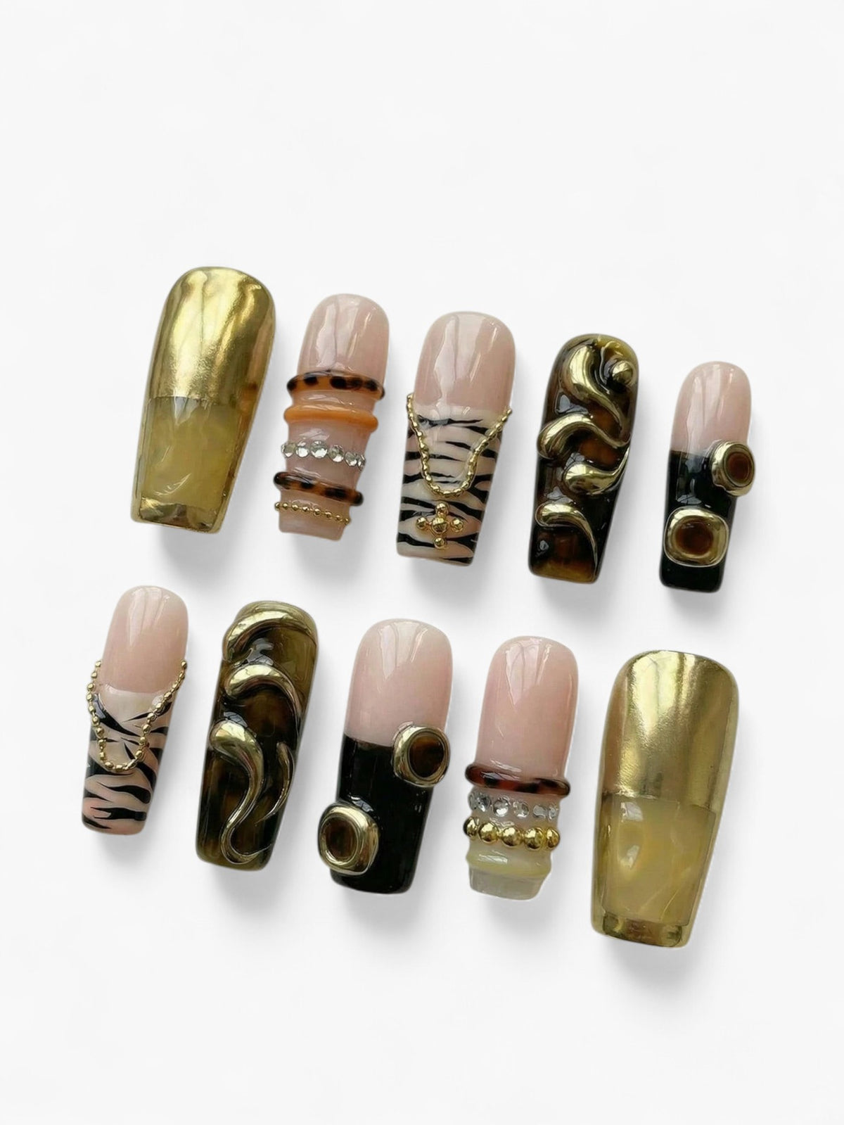 Set de 10 faux ongles Cherry Rouge Savanna Luxe en amande, tons beige et café avec détails dorés et motifs animaliers.