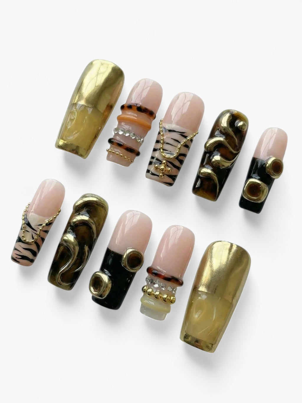 Manucure Cherry Rouge Savanna Luxe en gel amande avec motifs animaliers, détails dorés, strass et finition brillante.