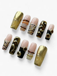 Manucure Cherry Rouge Savanna Luxe en gel amande avec motifs animaliers, détails dorés, strass et finition brillante.