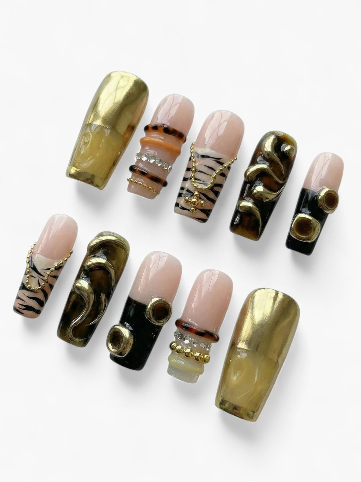 Manucure Cherry Rouge Savanna Luxe en gel amande avec motifs animaliers, détails dorés, strass et finition brillante.