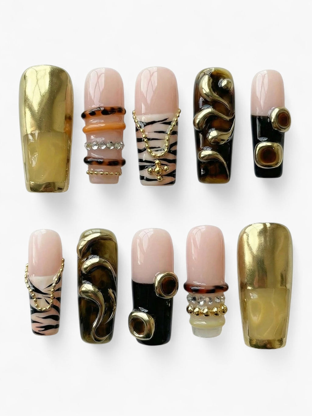 Manucure Cherry Rouge Savanna Luxe avec capsules amande, motifs animaliers, détails dorés et finitions en gel brillant