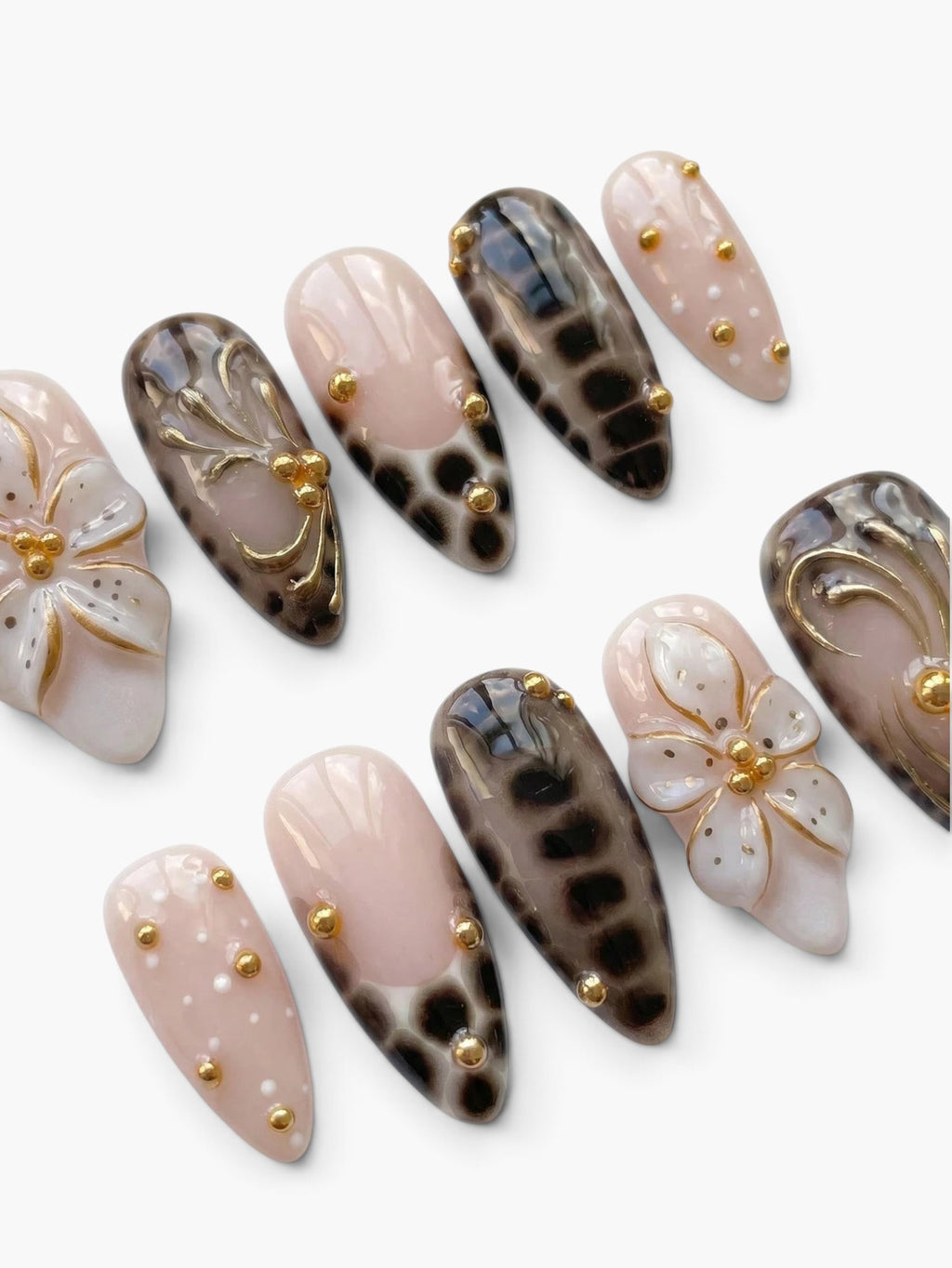 Manucure Cherry Rouge Whimsy Wild en forme amande avec motifs floraux, détails dorés et imprimé animal sur gel brillant